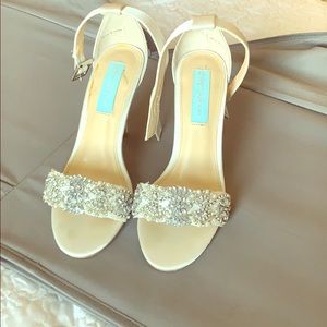 Gently used Betsy Johnson classy heel.